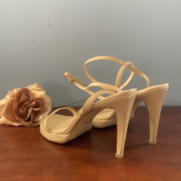 COLIN STUART GENUINE beige leather platform sandals. 3 1/2 in heel. Size 7. - Picture 2 of 4